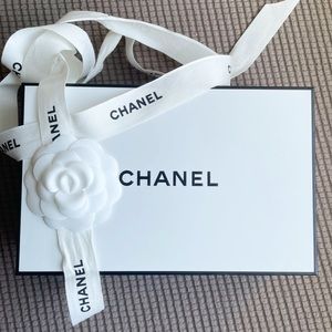 CHANEL box w ribbon and camellia